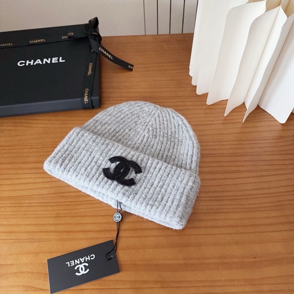 CHANEL Light Gray Ribbed Beanie - Picture 4 of 8